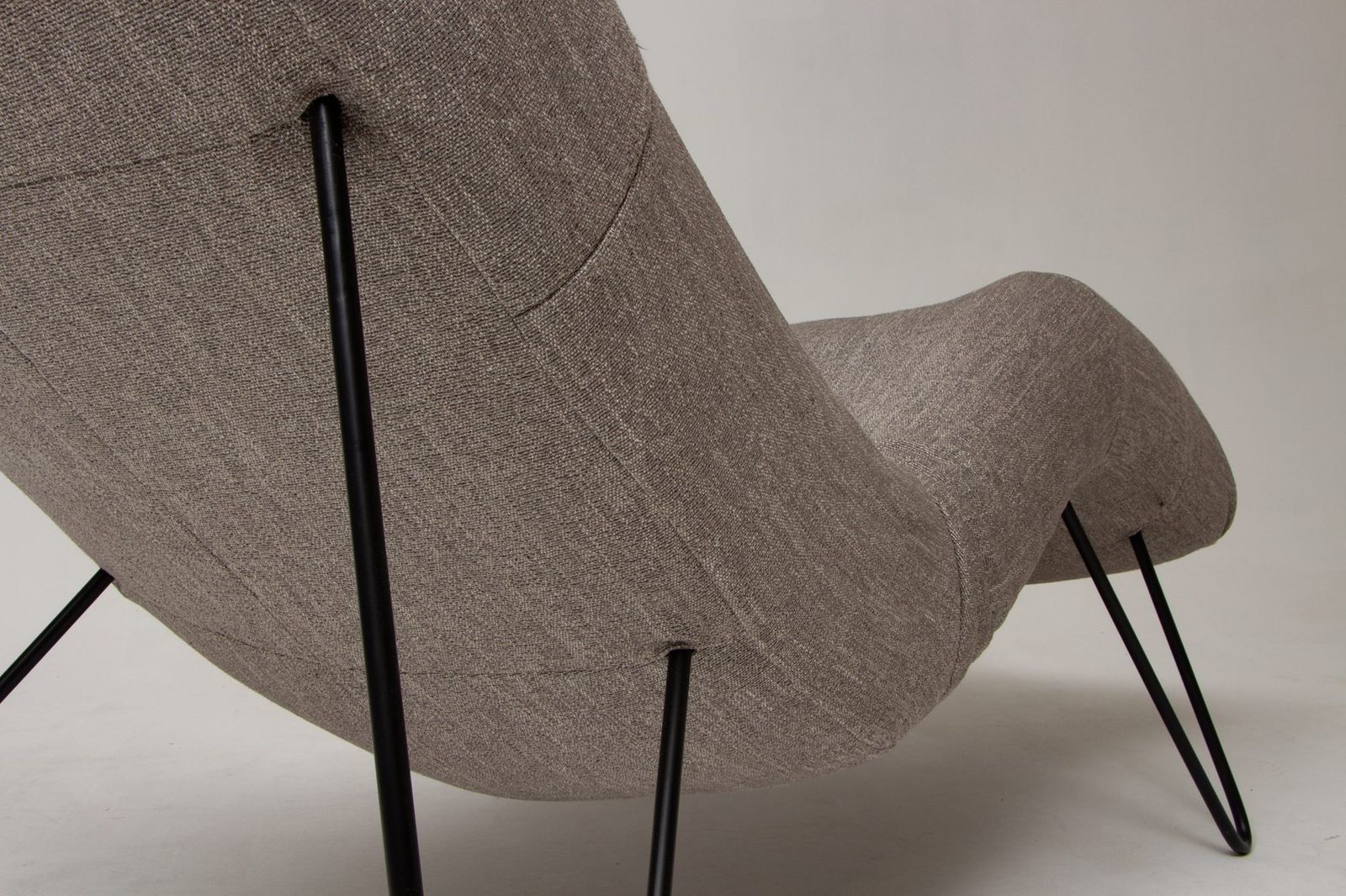 Vue de dos de l’assise : couture de la garniture et pieds en métal noir