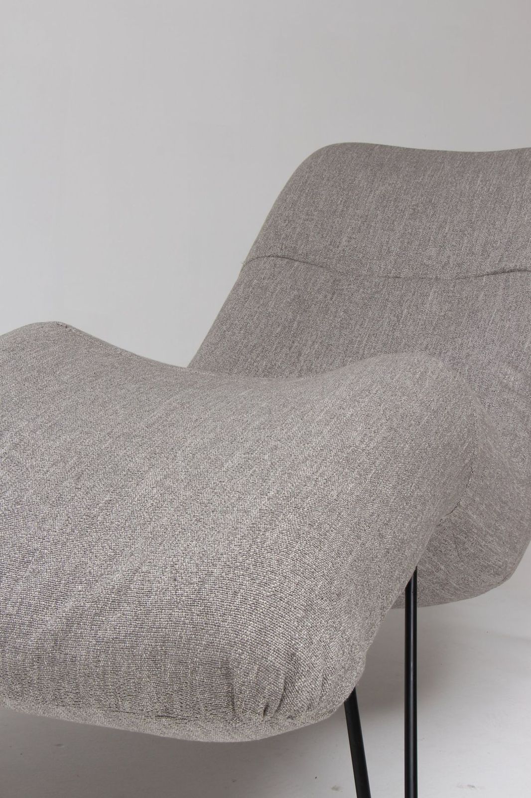 Gros plan sur l’assise CAP’EMI : la garniture en tissu chiné gris, ses plis et ses coutures