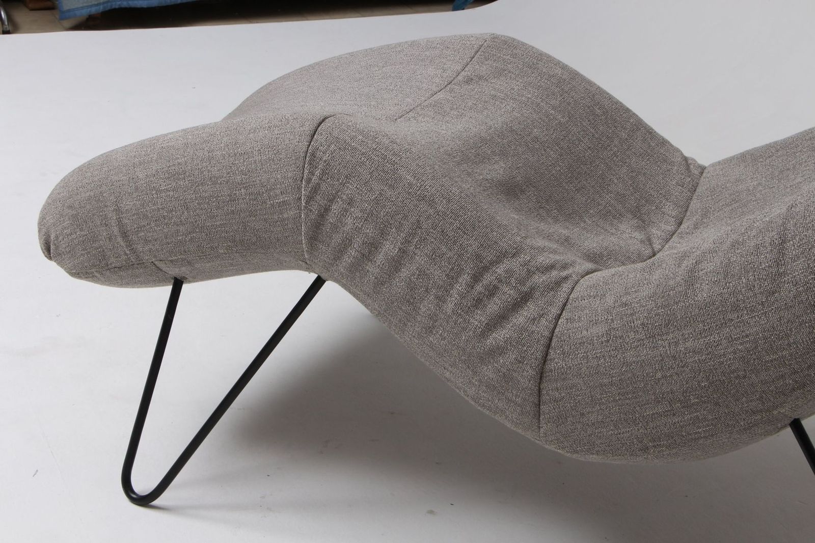 Assise CAP’EMI vue de dessus et de côté, avec ses pieds en métal noir en forme d’épingle