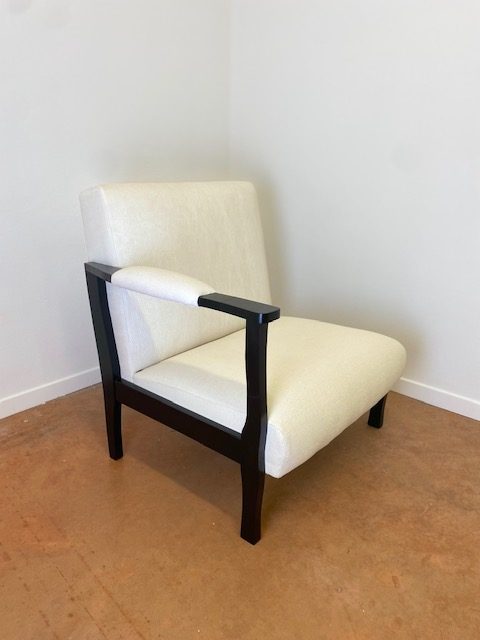 Réfection de fauteuil : fauteuil à structure noire recouvert d’un tissu écru